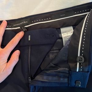 Skinny Navy Banana Republic Sloan (size 8) stretchy dress pant.